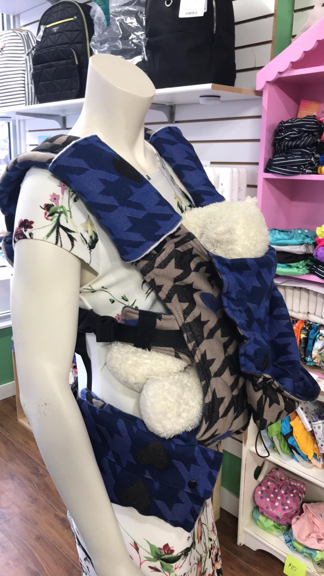 Lenny lamb ergonomic baby carrier (gently used category)